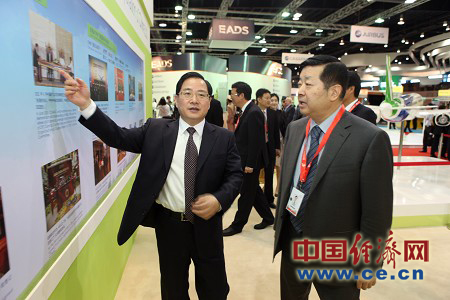 金壯龍董事長向魏葦大使介紹公司情況