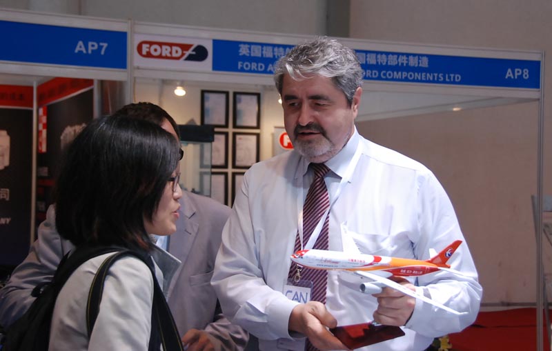 人民網俄語記者鄧潔向安東諾夫公司副總設計師根納季﹒加布魯克(右)贈送"人民網號"飛機模型。 攝影:人民網記者 朱蕤