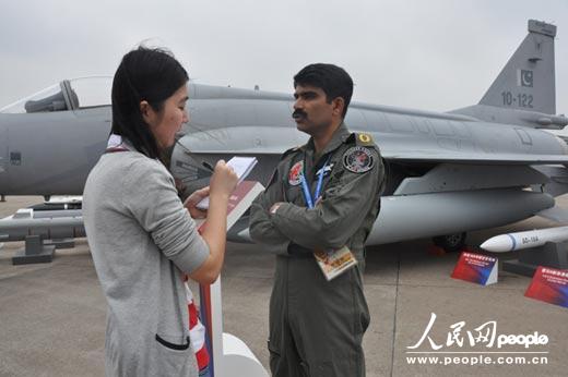 2012年11月15日下午,巴基斯坦空軍“黑蜘蛛”中隊(duì)首席飛行員 Ahsan上校在第九屆中國(guó)航展現(xiàn)場(chǎng)接受人民網(wǎng)英文記者朱蕤的采訪。 攝影:人民網(wǎng)阿文記者 翟轉(zhuǎn)麗
