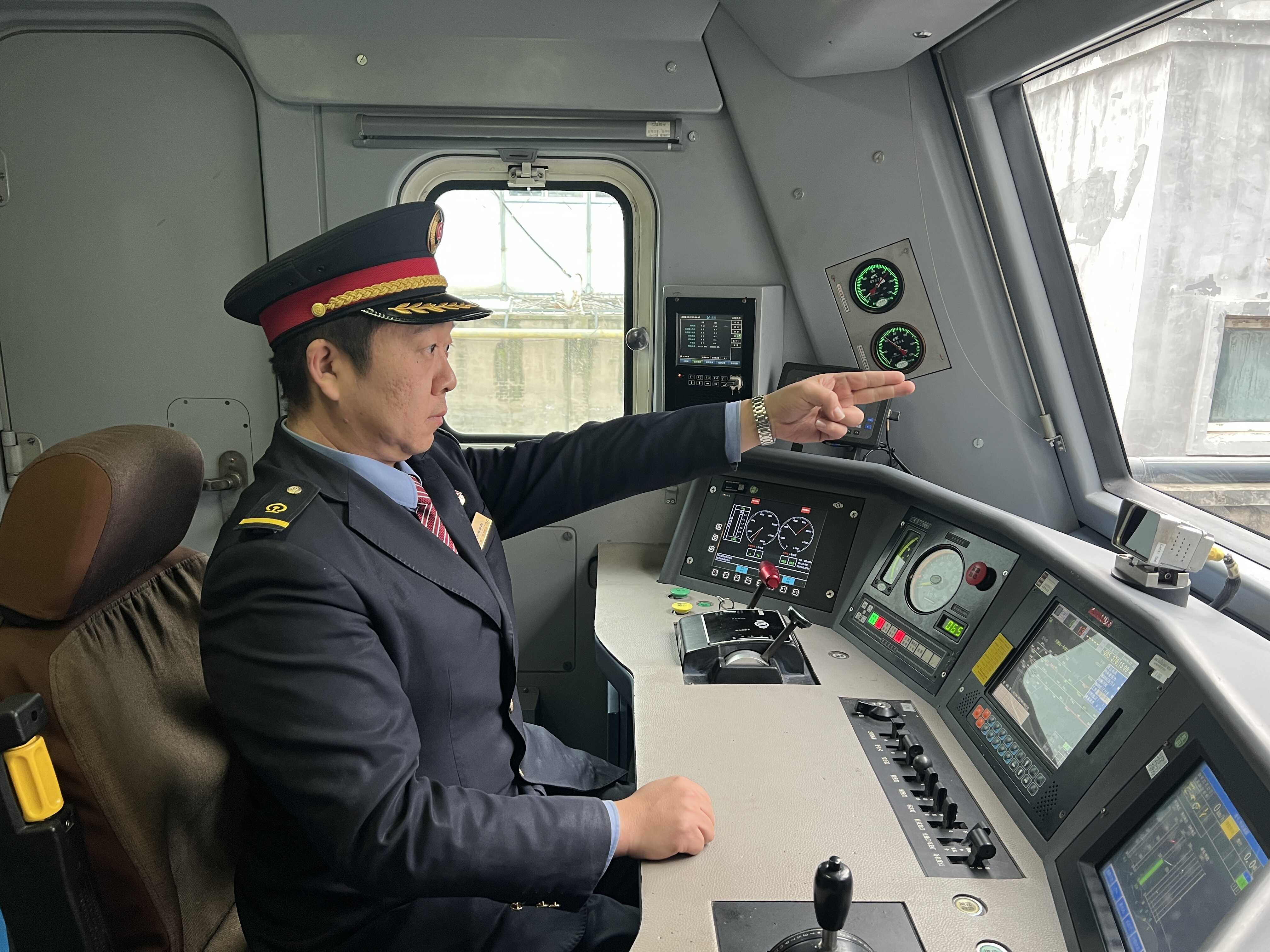 2. 讓“津旅時光”成為百姓“幸福時光”——清明堅守鐵道線 旅客安心踏歸途.jpg